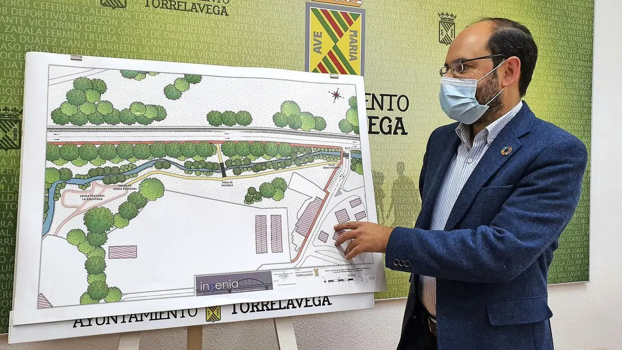 El concejal Jos&eacute; Luis Urraca presentando el proyecto. / ALERTA