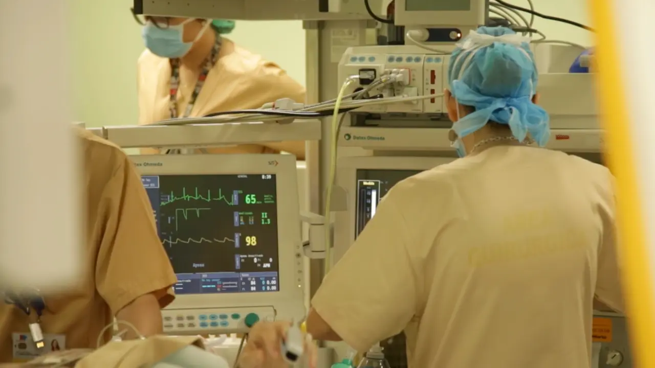 Varios sanitarios atienden a un paciente en el Hospital Marqu&eacute;s de Valdecilla. / TREVOL