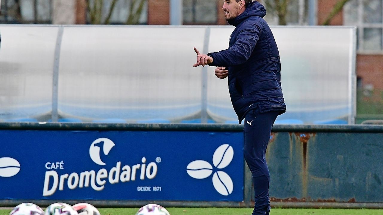 Aritz Solabarrieta, dirigiendo el entrenamiento. / Hardy
