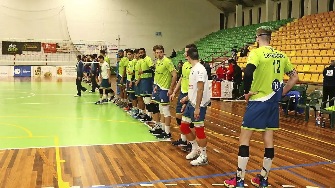 Los jugadores del equipo c&aacute;ntabro, preparados para iniciar un partido. / sergio cocho