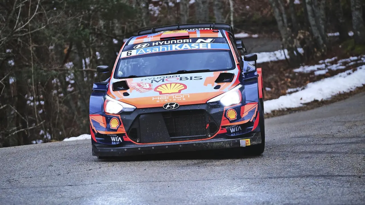 Dani Sordo y Carlos del Barrio, a los mandos de su Hyundai, en uno de los primeros tramos de la jornada. / Hyundai Motorsport