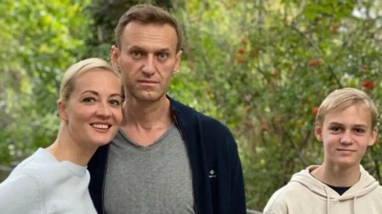 Alexei Navalny con su esposa Yulia y su hijo Zakhar en Berl&iacute;n el 2 de octubre.