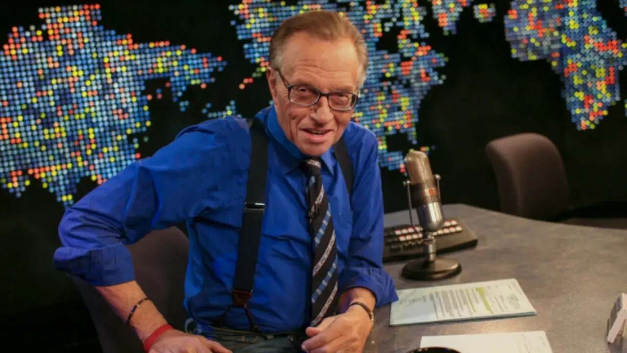 Larry King en el plat&oacute; de su programa de entrevistas de la CNN, "Larry King Live", que estuvo en antena durante 25 a&ntilde;os y fue el programa de mayor audiencia del canal de cable.