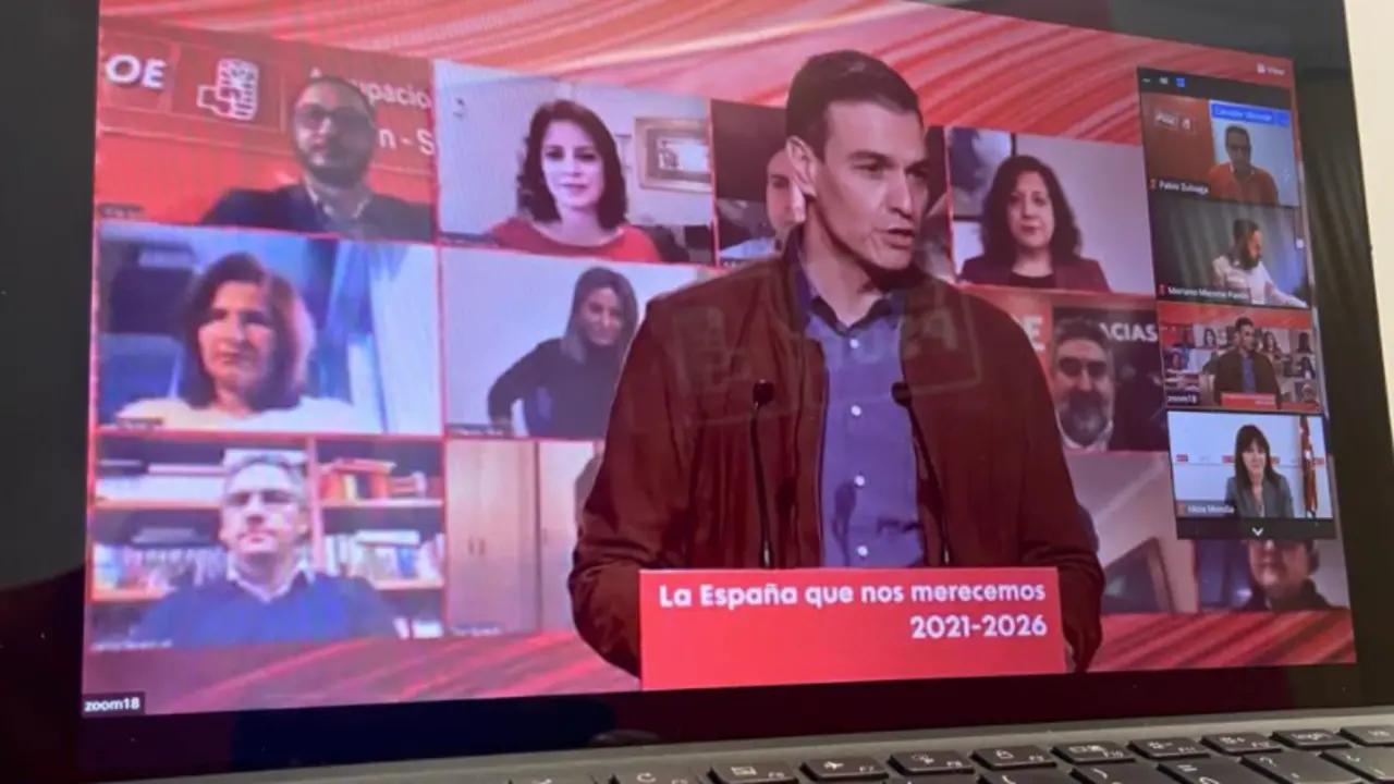 Zuloaga siguiendo el el Comit&eacute; Federal del PSOE a trav&eacute;s de su port&aacute;til. / ALERTA