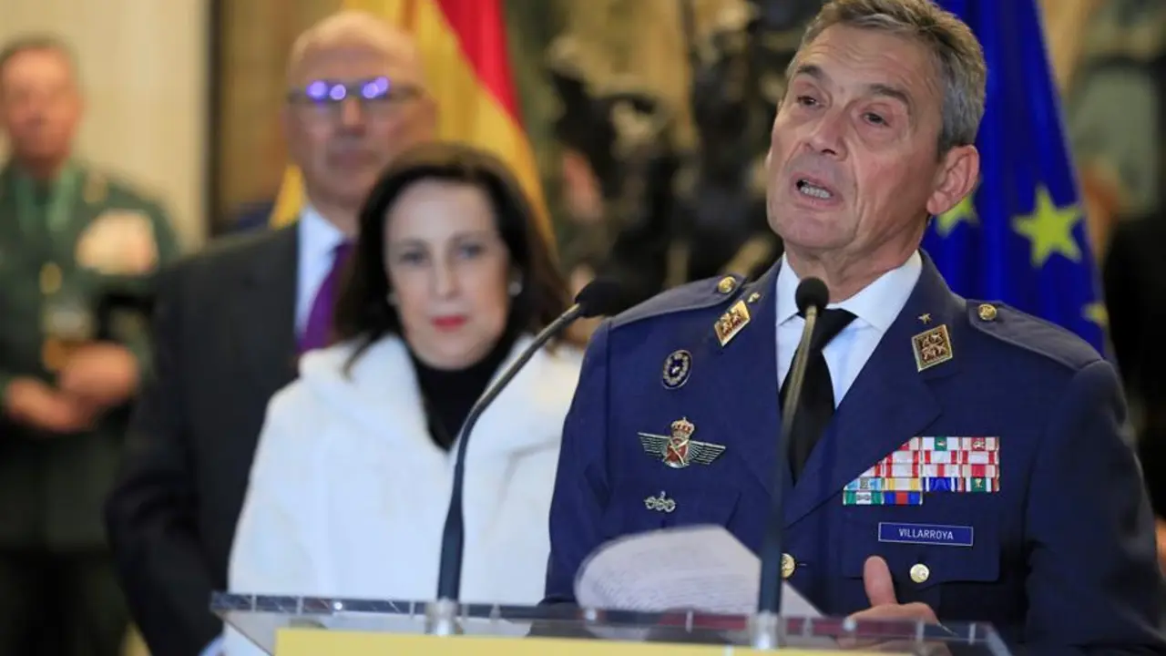 El jefe del Estado Mayor de la Defensa, el general del Aire Miguel &Aacute;ngel Villarroya Vilalta (d) durante su toma de posesi&oacute;n, en presencia de la ministra de Defensa, Margarita Robles (i). EFE/Fernando Alvarado/Archivo