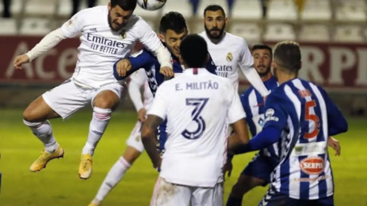 El centrocampista belga del Real Madrid, Eden Hazard, remata ante los defensores del Alcoyano durante el partido de dieciseisavos de final de la Copa del Rey. EFE/ Manuel Lorenzo/Archivo