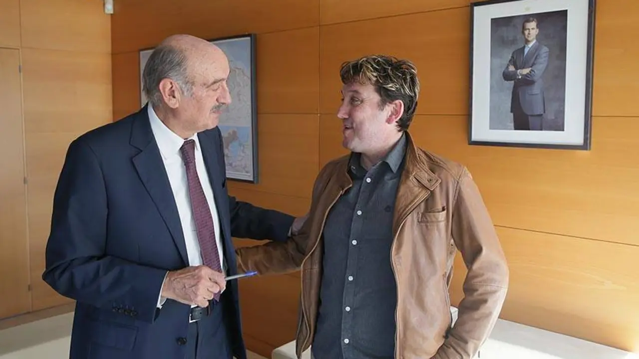 Maz&oacute;n junto al exalcalde de Rionansa el regionalista, Pedro Gonz&aacute;lez. / ALERTA / ARCHIVO