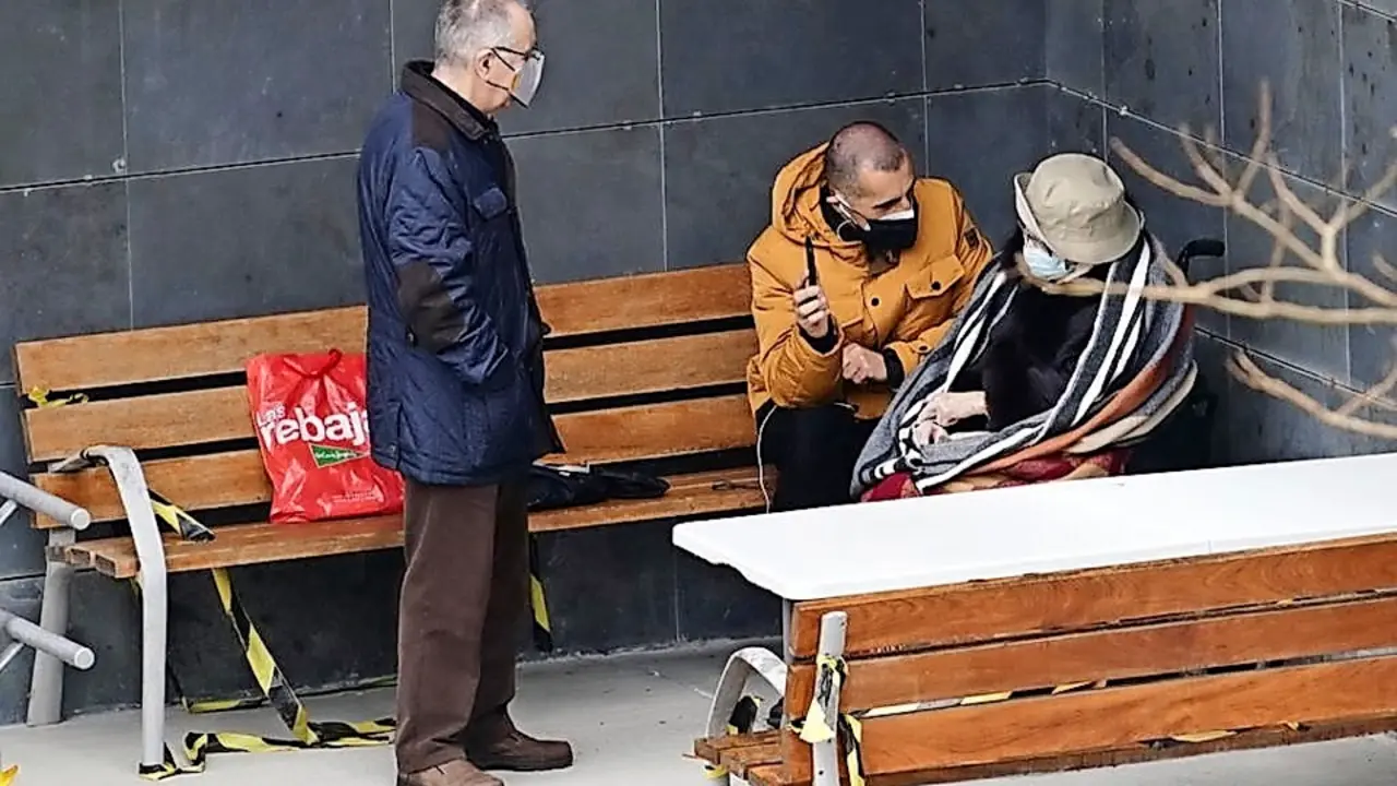 Dos personas visitan a una persona de avanzada edad que reside en una residencia de Santander. / HARDY