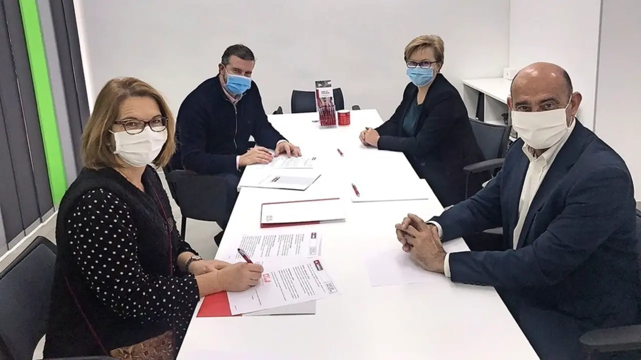 Firma del convenio entre los representantes de Amica y la Fundaci&oacute;n Ruiz de Salazar. / ALERTA