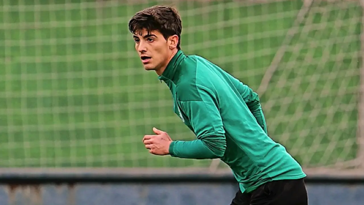 Riki complet&oacute; ayer su primer entrenamiento con el Racing y hoy podr&iacute;a entrar en la convocatoria y hasta debutar. / Hardy