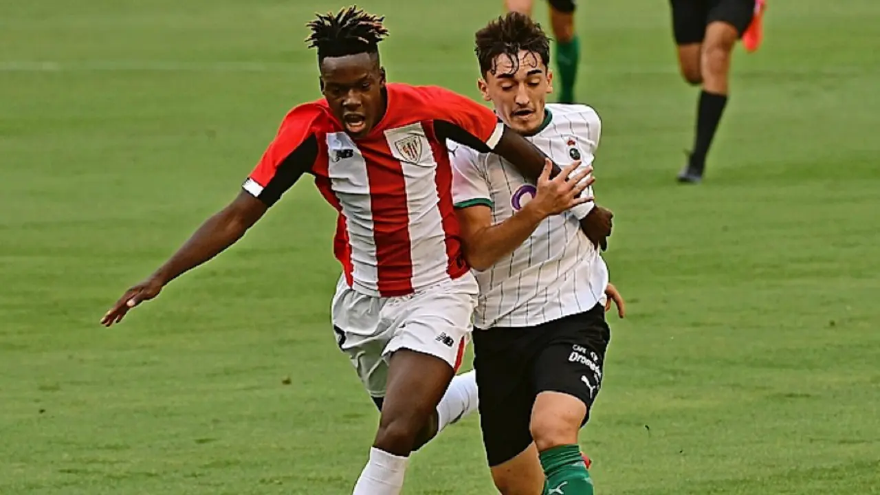 Nico Williams, junto a Ceballos, durante su anterior visita a Los Campos de Sport. / Hardy