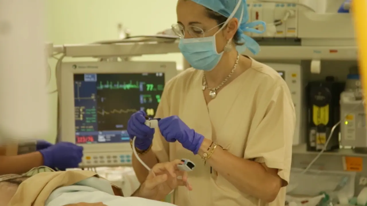 Una sanitario del Hospital Marqu&eacute;s de Valdecilla atiende a paciente. / TREVOL