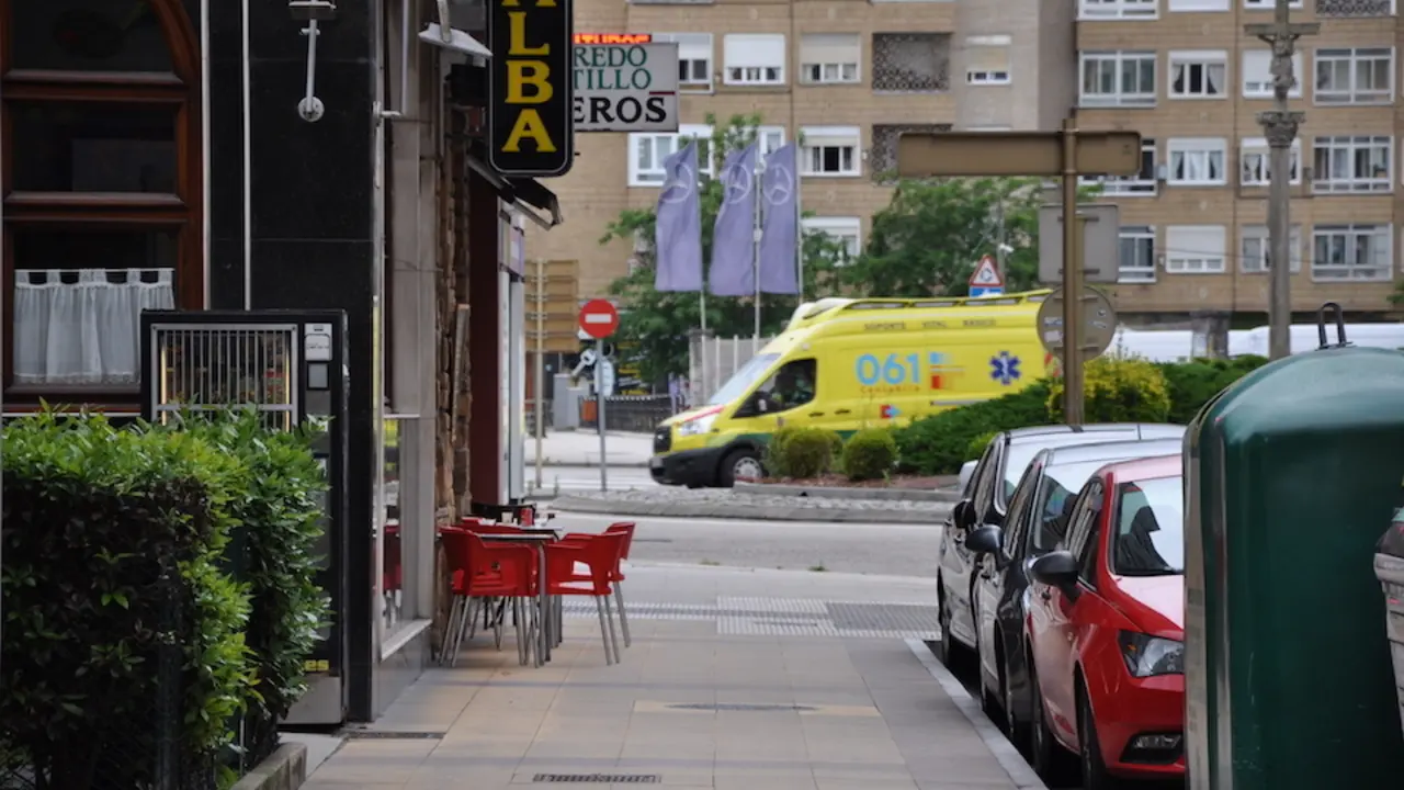 Vista de una ambulancia circulando por Torrelavega, ciudad que en estos momentos tiene 223 casos activos. / S.D.