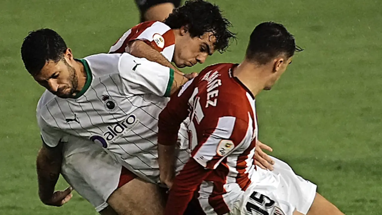 &Aacute;lvaro Cejudo, ayer titular en la media punta, rodeado de dos jugadores del Bilbao Athletic. / Hardy