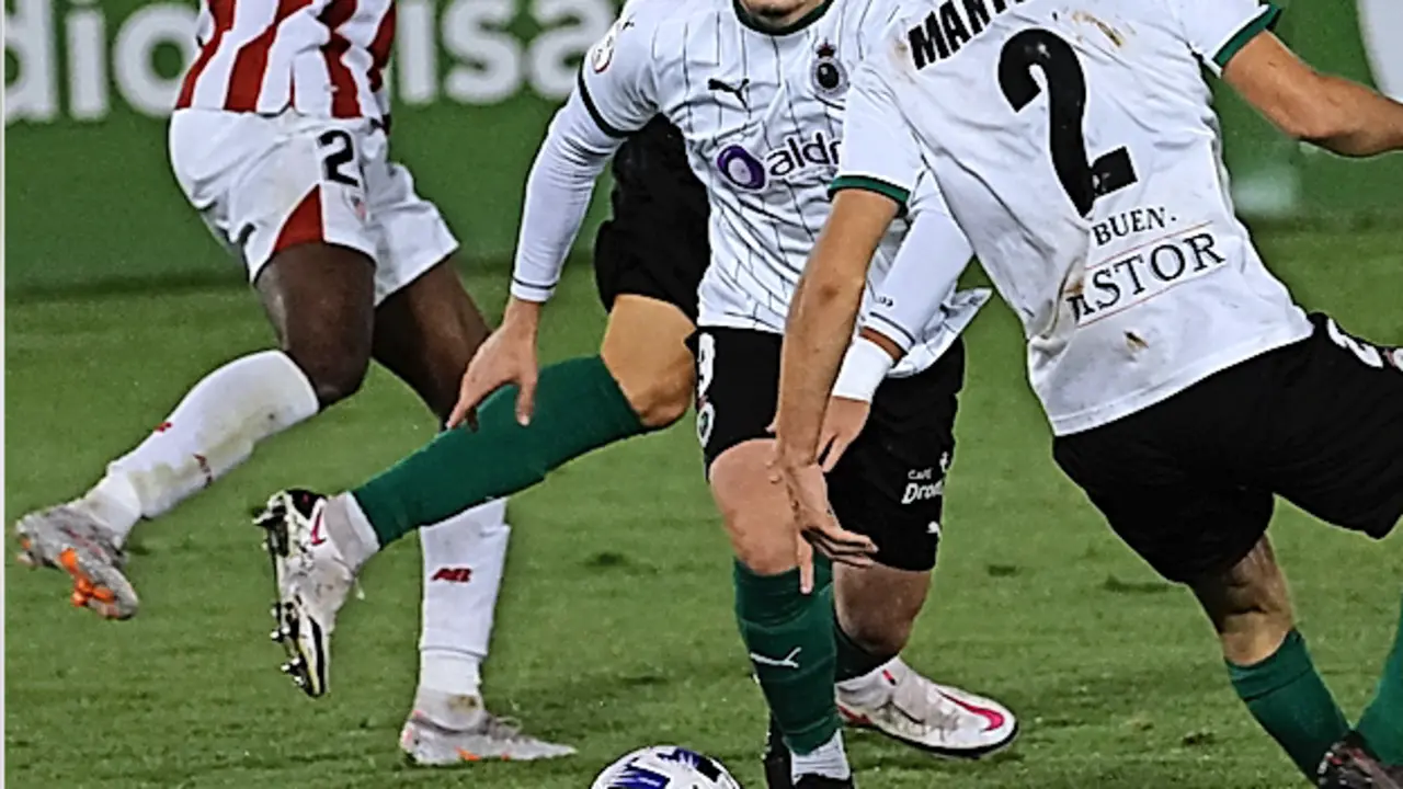 Ceballos, junto a Mantilla, tras dejar atr&aacute;s a Nico Williams. / Hardy
