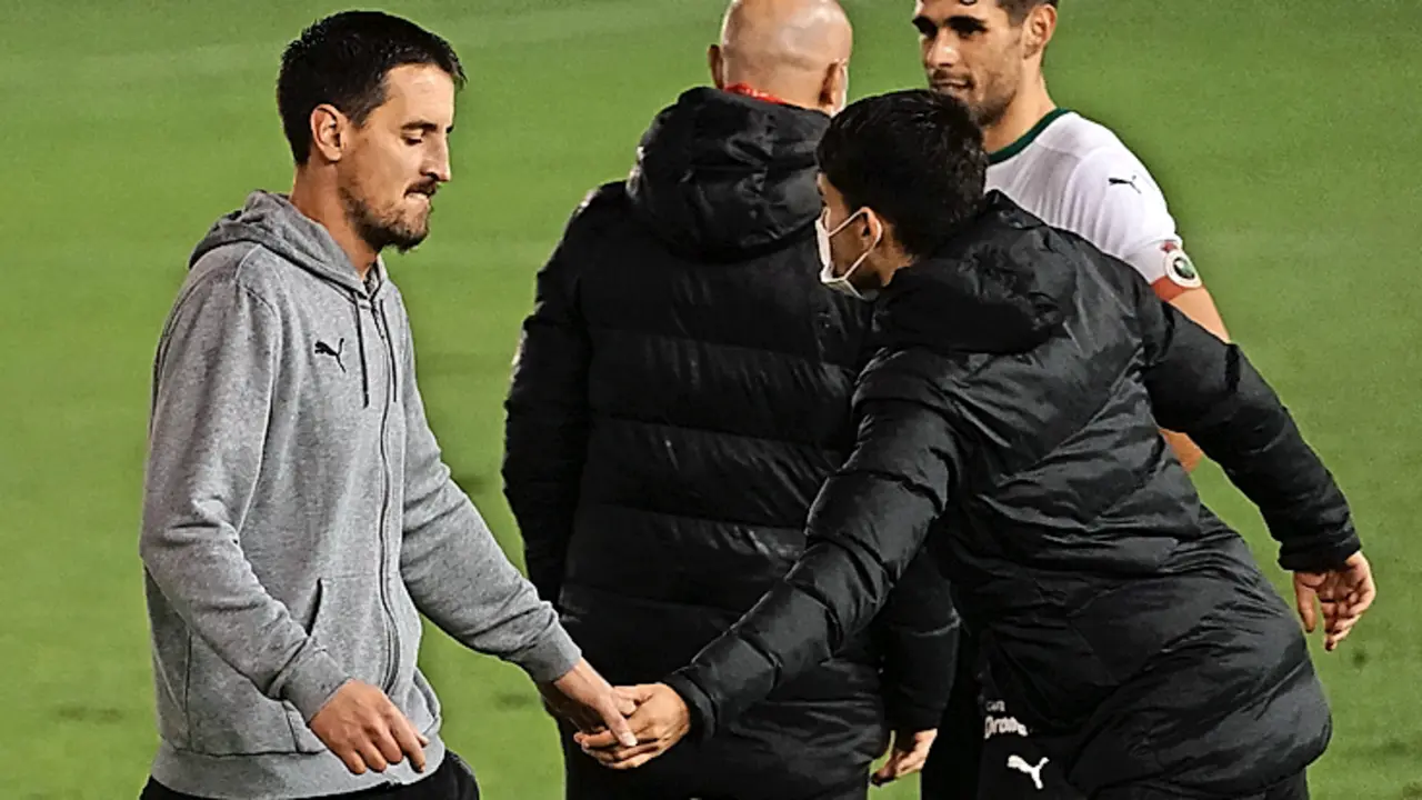 Solabarrieta, dando la mano tras el partido a un t&eacute;cnico rival. / Hardy