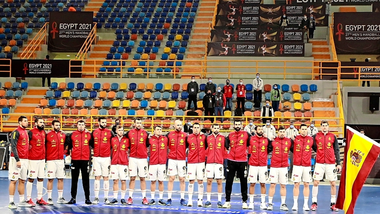 Los integrantes de la selecci&oacute;n espa&ntilde;ola de balonmano antes del inicio de un encuentro del Mundial. / ALERTA