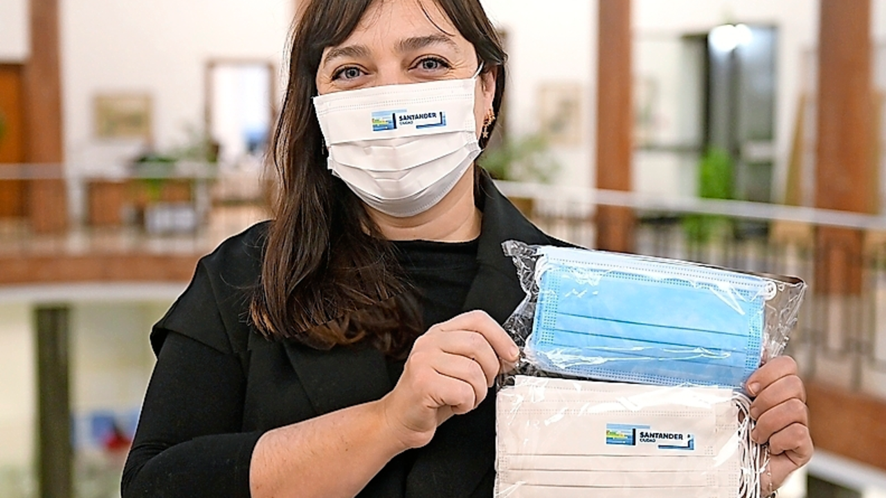 La edil Noem&iacute; M&eacute;ndez con las mascarillas. / ALERTA