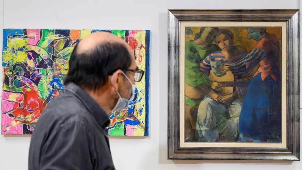 El comisario de la exposici&oacute;n, Alberto Salcines, observa este domingo una obra incluida en "De tal palo, tal astilla" en la sala Mauro Muriedas de Torrelavega. En esta muestra, padres e hijos exponen juntos sus obras para que el p&uacute;blico compruebe c&oacute;mo el amor por el arte tambi&eacute;n pasa de generaci&oacute;n en generaci&oacute;n . EFE/Pedro Puente Hoyos