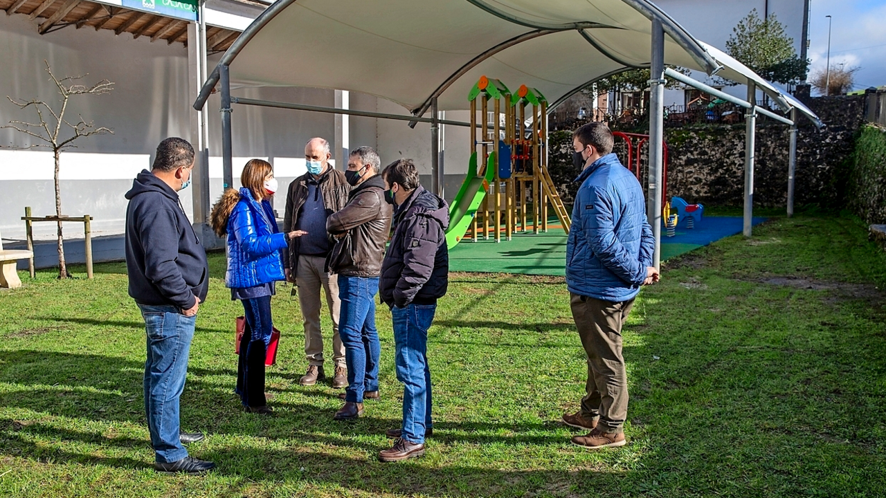 Autoridades durante la inauguraci&oacute;n del &aacute;rea infantil. / ALERTA