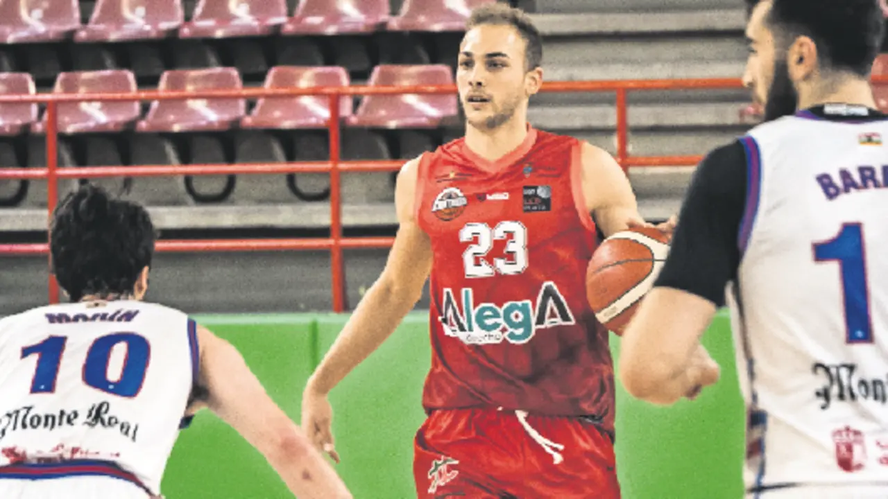 Fernando Sierra jug&oacute; el primer partido con el equipo c&aacute;ntabro. / Hugo G&oacute;mez