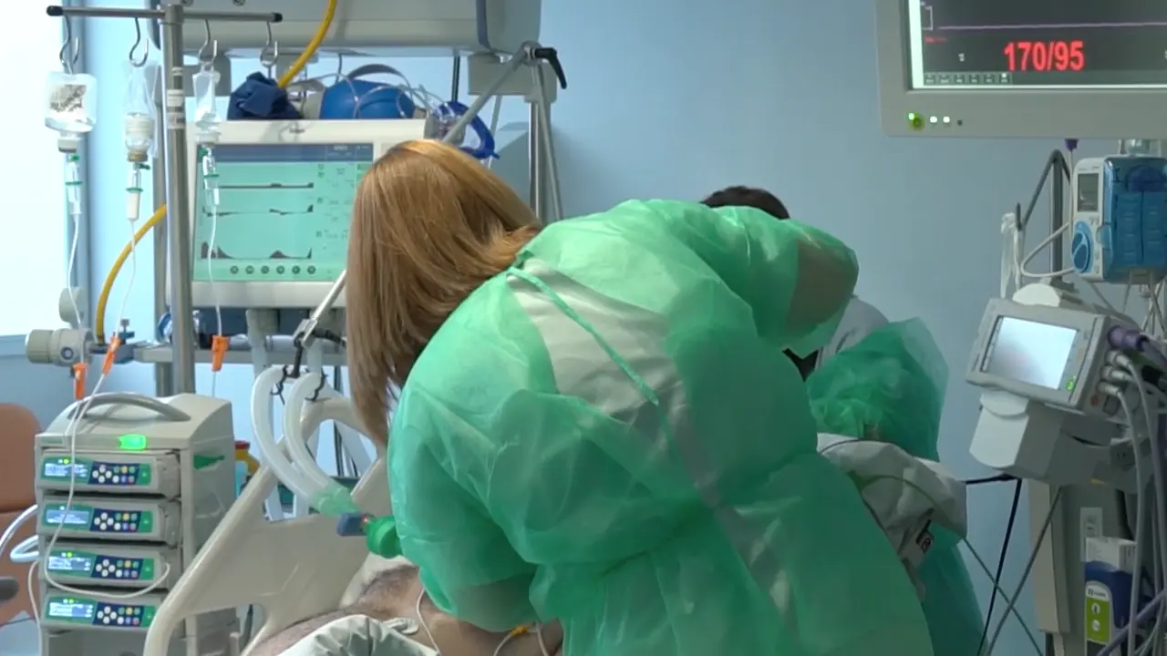 Sanitarios del Hospital Marqu&eacute;s de Valdecilla tratan a un paciente. / TREVOL