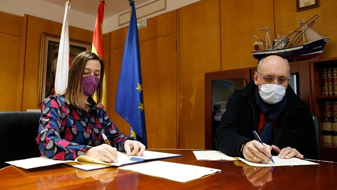 La consejera de Hacienda y el alcalde de Miengo durante la firma del convenio. / ALERTA
