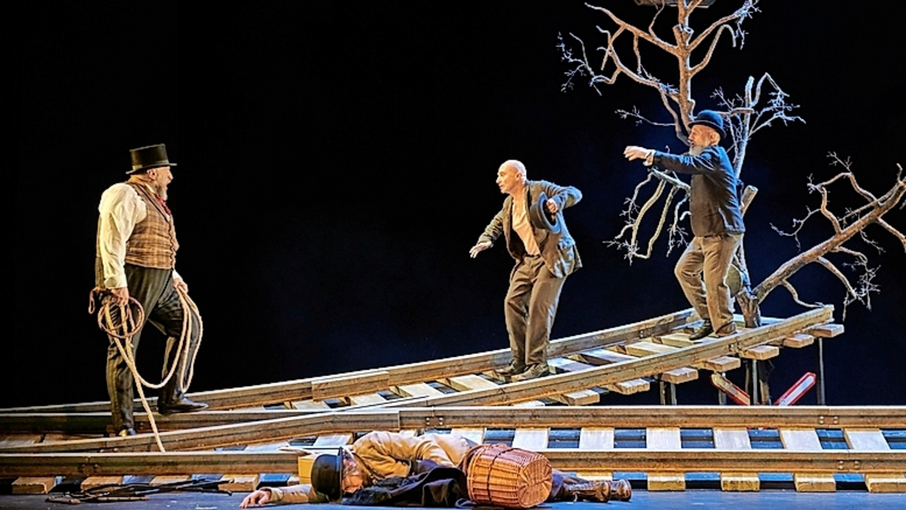 Escena de la obra de teatro &lsquo;Esperando a Godot&rsquo; de Samuel Beckett. / ALERTA