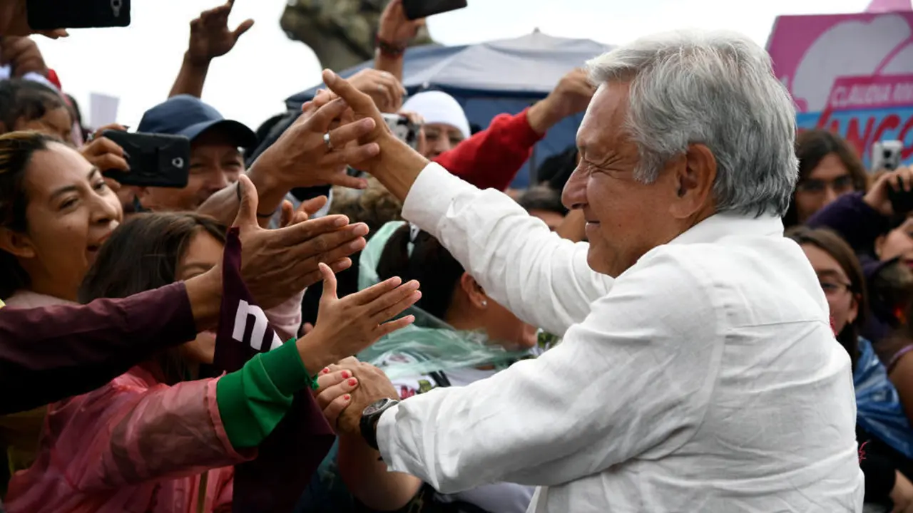 El mandatario de M&eacute;xico, Andr&eacute;s Manuel L&oacute;pez Obrador, junto a sus simpatizantes. / EFE