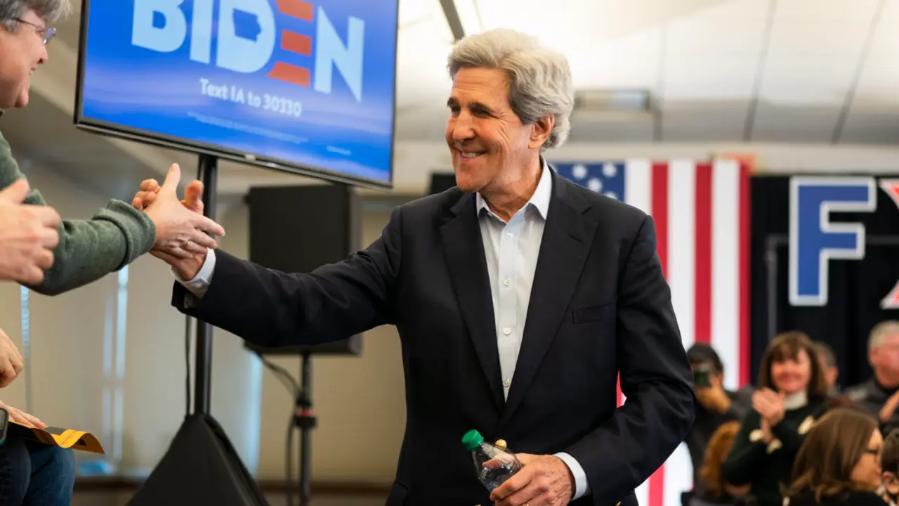 El enviado de Estados Unidos para cuestiones clim&aacute;ticas, John Kerry, junto al nuevo presidente, Joe Biden.EFE/EPA/JIM LO SCALZO/ARCHIVO