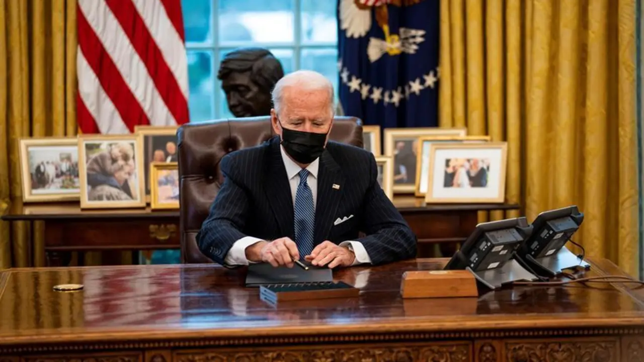 El presidente de Estados Unidos, Joe Biden, en el Despacho Oval de la Casa Blanca, en Washington (EE.UU.), hoy 25 de enero de 2021. EFE/Doug Mills