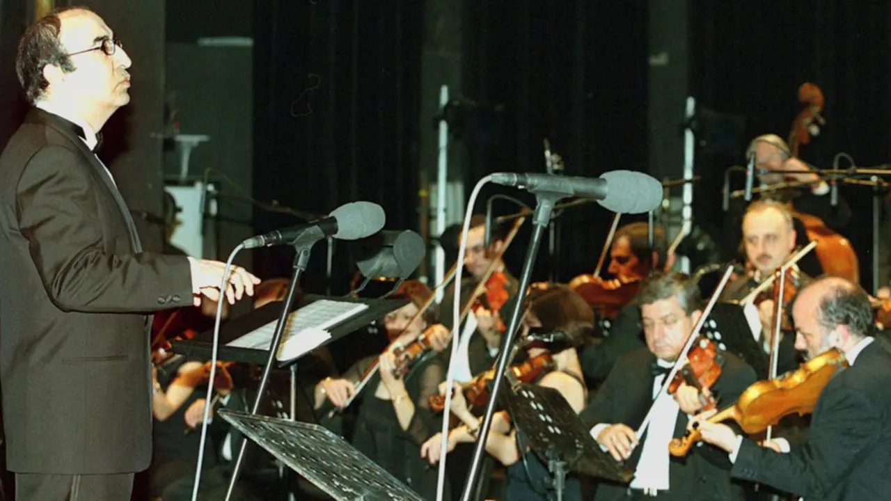 Elias Rahbani durante un concierto en 2000. Fue uno de los compositores libaneses m&aacute;s prol&iacute;ficos y queridos 
compositores, fusionando la m&uacute;sica tradicional &aacute;rabe con g&eacute;neros populares occidentales, como el rock psicod&eacute;lico 
y el R&B. / EFE