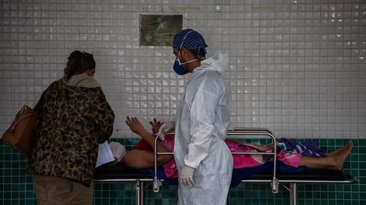 Un paciente espera atenci&oacute;n m&eacute;dica en el Hospital 28 de Agosto, el 14 de enero de 2021, en Manaos (Brasil). EFE/Raphael Alves
