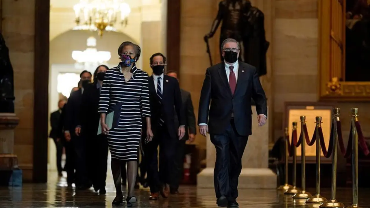La secretaria de la C&aacute;mara de Representantes, Cheryl Johnson, junto con el sargento de armas de la C&aacute;mara, Tim Blodgett, encabezan a los encargados de la destituci&oacute;n de la C&aacute;mara de Representantes dem&oacute;crata mientras caminan por el Statuary Hall en el Capitolio para entregar al Senado el art&iacute;culo de destituci&oacute;n que alega incitaci&oacute;n a la insurrecci&oacute;n contra el ex presidente Donald Trump, en Washington, DC, Estados Unidos, el 25 de enero de 2021. La C&aacute;mara de Representantes destituy&oacute; al expresidente Donald J. Trump por incitaci&oacute;n a la insurrecci&oacute;n, el juicio en el Senado comenzar&aacute; el 08 de febrero. (Estados Unidos) EFE/EPA/J. Scott Applewhite / POOL