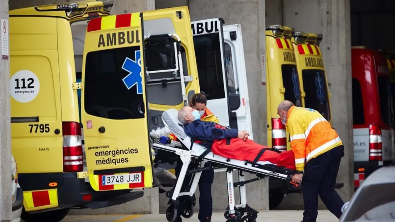 Dos t&eacute;cnicos de emergencias trasladan a un paciente en la zona de urgencias del Hospital Universitario de Bellvitge este lunes. EFE/Alejandro Garc&iacute;a