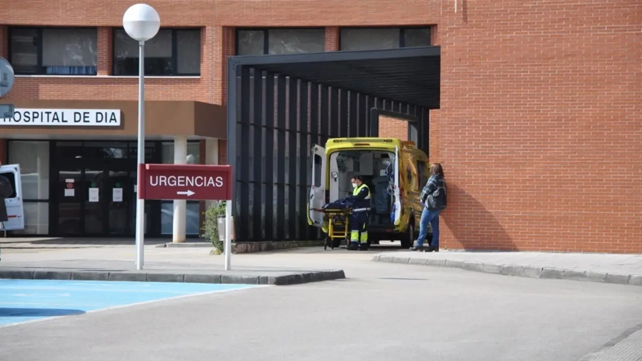 Un t&eacute;cnico de ambulancia prepara el veh&iacute;culo para un paciente en la zona de urgencias del Hospital de Sierrallana en Torrelavega. / S.D.
