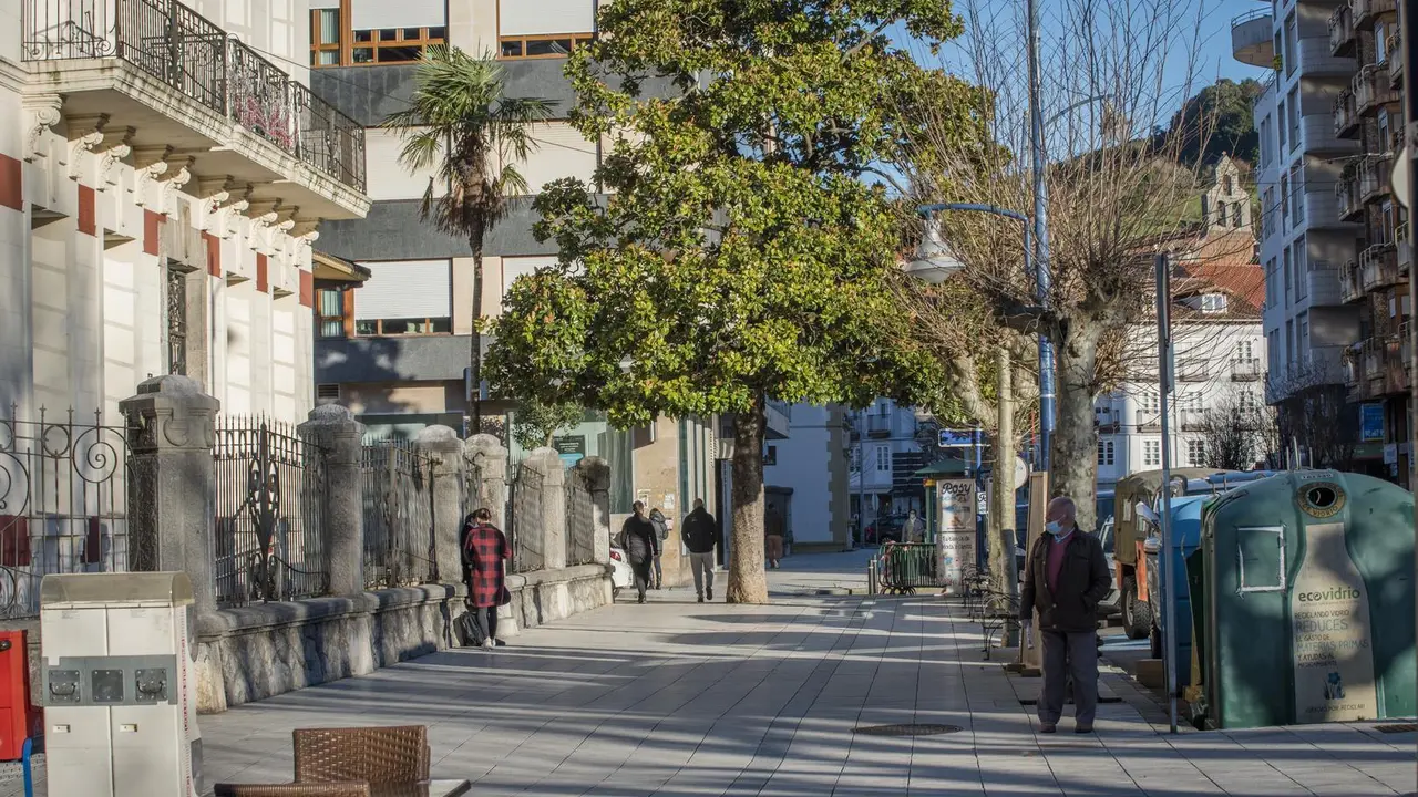 Un hombre con mascarilla camina por una calle del centro de Laredo, una de las localidades que ma&ntilde;ana mi&eacute;rcoles se cerrar&aacute; perimetralmente. / TONO REGUERA