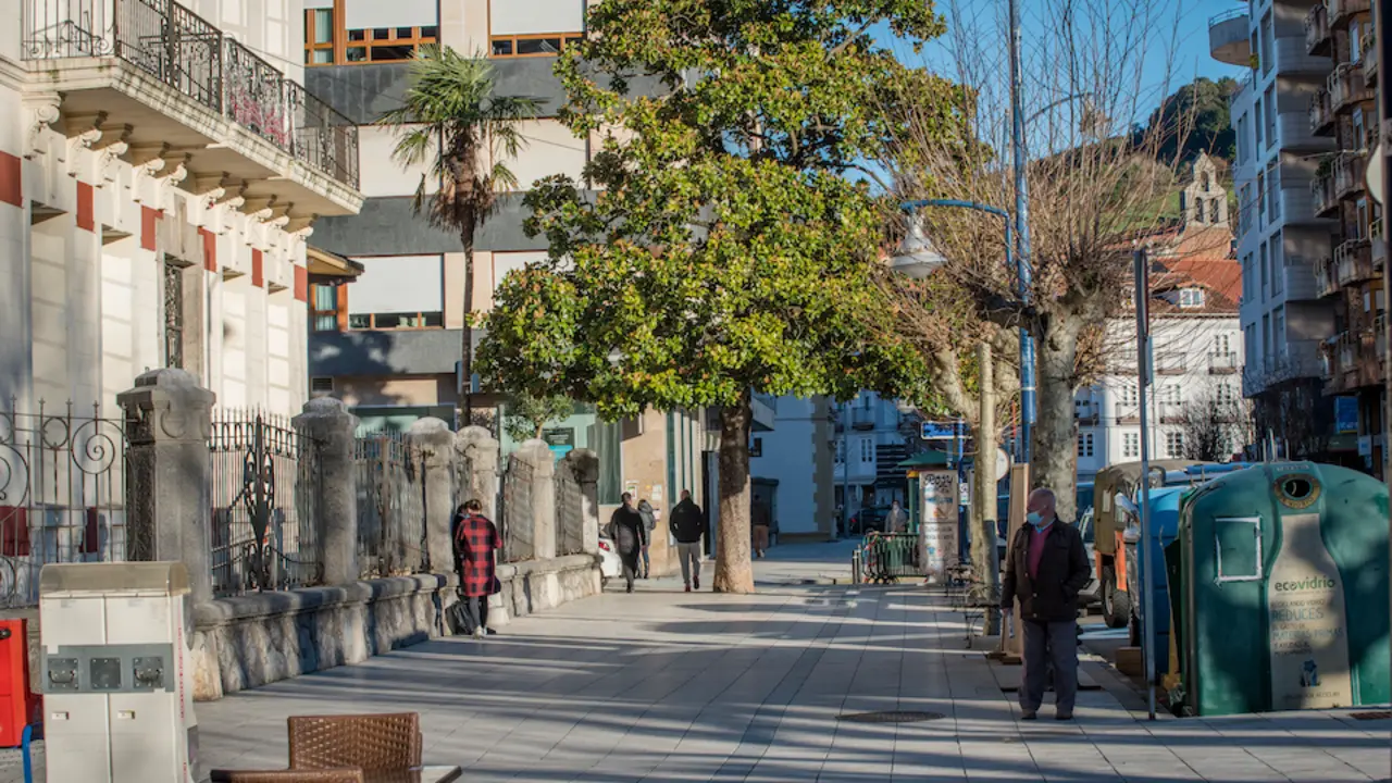 Un hombre con mascarilla camina por una calle del centro de Laredo, una de las localidades que ma&ntilde;ana mi&eacute;rcoles se cerrar&aacute; perimetralmente. / TONO REGUERA