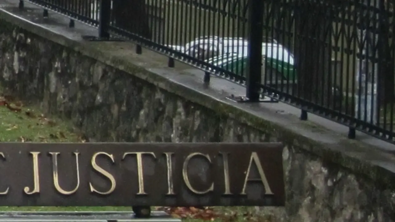 Vista de parte del cartel que est&aacute; situado en la entrada de los juzgados de Santander. / ALERTA