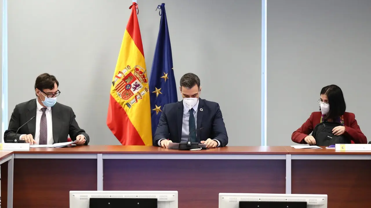 (I-D) El ministro de Sanidad, Salvador Illa, el presidente del Gobierno, Pedro S&aacute;nchez y la ministra de Pol&iacute;tica Territorial y Funci&oacute;n P&uacute;blica, Carolina Darias el 25 de enero de 2021.