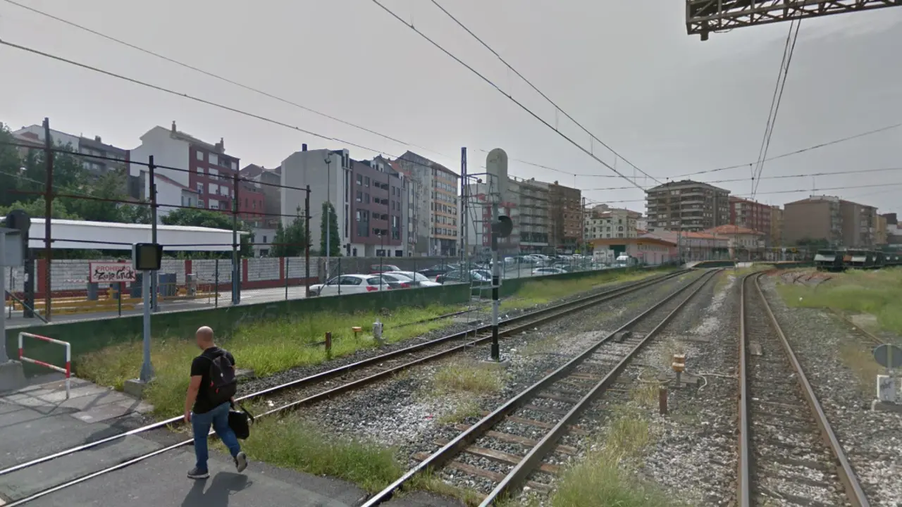 Vista de las v&iacute;as del tren de Feve que parten la ciudad en dos. / ALERTA