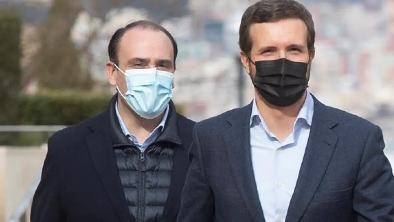 El secretario general del PPC, Daniel Serrano, en la imagen junto al presidente del PP, Pablo Casado, el pasado s&aacute;bado, durante el acto de presentaci&oacute;n de la candidatura de los populares a las elecciones catalanas, ha trasladado a la direcci&oacute;n del partido su decisi&oacute;n de apartarse de todas sus responsabilidades org&aacute;nicas y electorales, para preparar su defensa y poder demostrar as&iacute; su inocencia tras ser imputado por un presunto delito de agresi&oacute;n sexual. EFE/Marta P&eacute;rez.