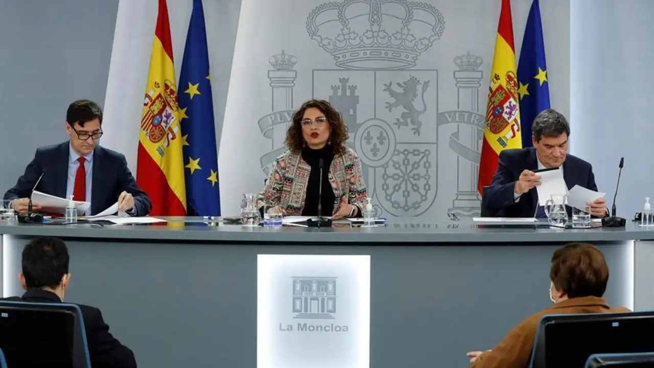 El ministro de Sanidad, Salvador Illa (i); la ministra de hacienda y portavoz del Gobierno, Mar&iacute;a Jes&uacute;s Montero (c), y el ministro de Inclusi&oacute;n, Seguridad Social y Migraciones, Jos&eacute; Luis Escriv&aacute; (d), durante la rueda de prensa posterior al Consejo de Ministros, este martes, jornada en la que se conocer&aacute; el sustituto del ministro de Sanidad que abandona el Ejecutivo para ser candidato del PSC en las pr&oacute;ximas elecciones catalanas. EFE/ J.J. Guill&eacute;n