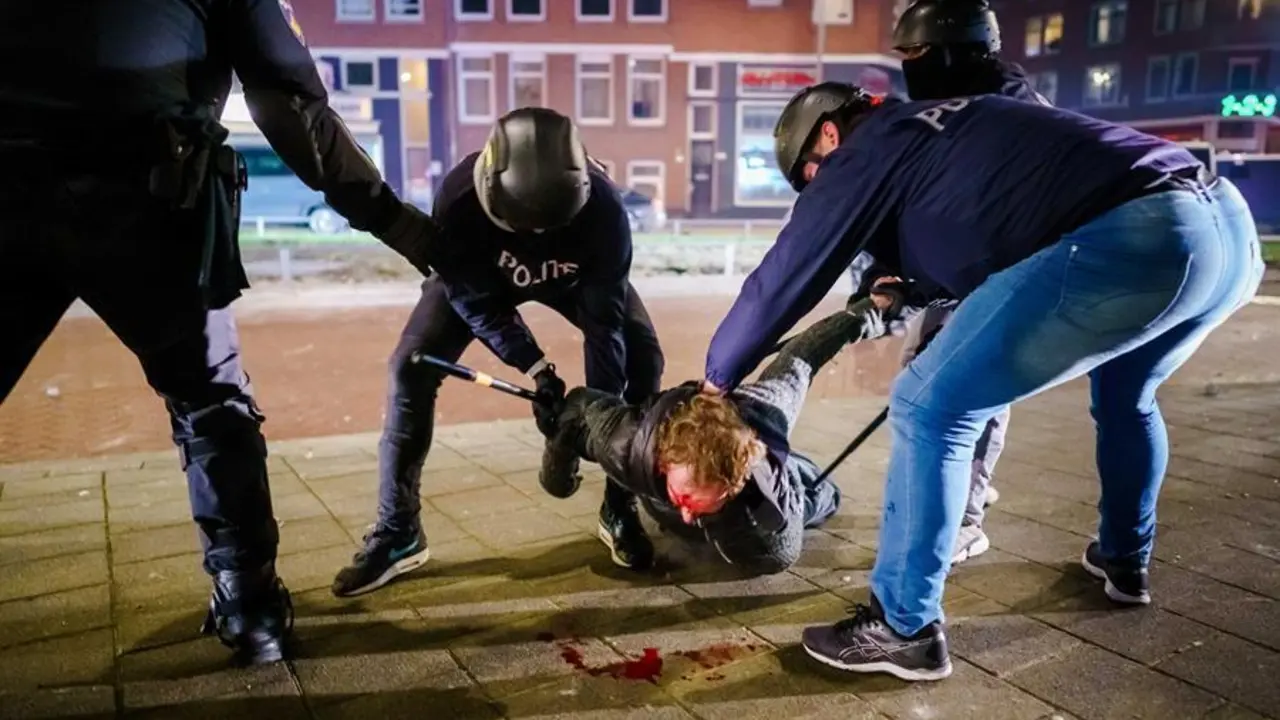Un hombre es reducido por varios polic&iacute;as durante los distubios registrados anoche en Rotterdam, Pa&iacute;ses Bajos. EFE/EPA/MARCO DE SWART