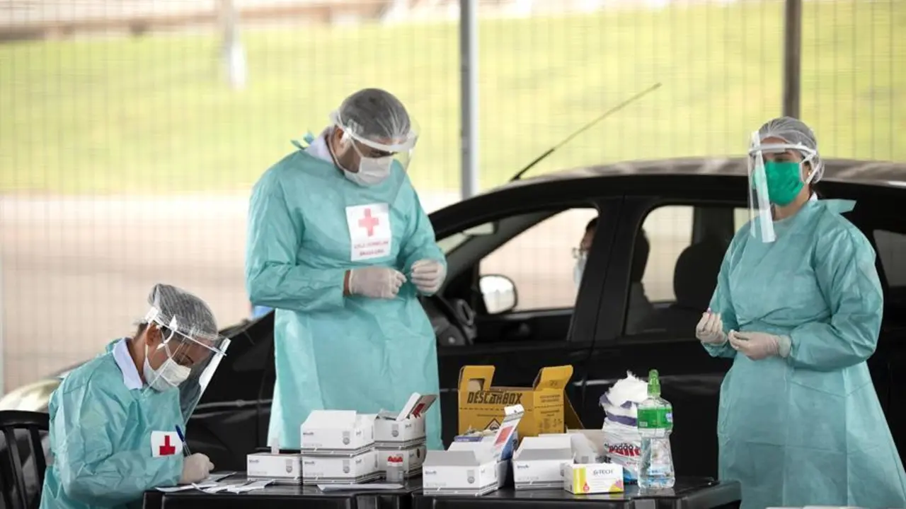 Imagen de archivo del los trabajadores de la salud que realizan pruebas r&aacute;pidas de coronavirus, habilitadas por el gobierno de la ciudad, a ciudadanos en sus respectivos coches en Brasilia. EFE/ Jo&eacute;dson Alves /Archivo