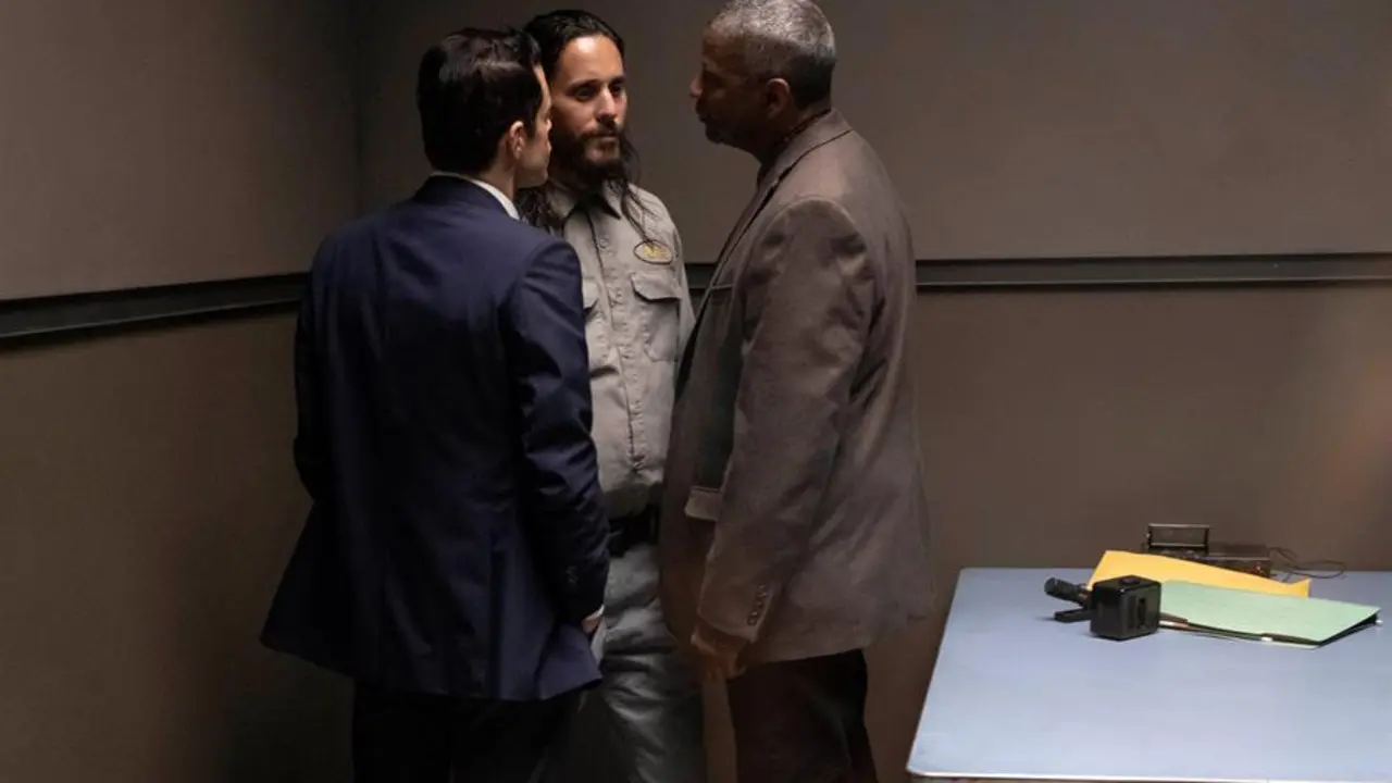 Fotograf&iacute;a cedida por Warner Bros. donde aparece el actor Rami Malek (i), en el papel de Jim Baxter; el actor y cantante Jared Leto (c) en el papel de Albert Sparma, y el actor Denzel Washington (i) en el de Joe "Deke" Deacon, durante una escena de la pel&iacute;cula de intriga policial "The Little Things", que se estrenar&aacute; el viernes al mismo tiempo en cines y en la plataforma HBO Max. Un veterano y enigm&aacute;tico detective junto a un joven talento de la investigaci&oacute;n criminal. As&iacute; cruzan sus caminos Denzel Washington y Rami Malek en "The Little Things", un thriller en el que persiguen a un Jared Leto muy truculento que se convierte para ellos en un verdadero tormento. EFE/ Nicola Goode/Warner Bros. S&Oacute;LO USO EDITORIAL/NO VENTAS/CR&Eacute;DITO OBLIGATORIO