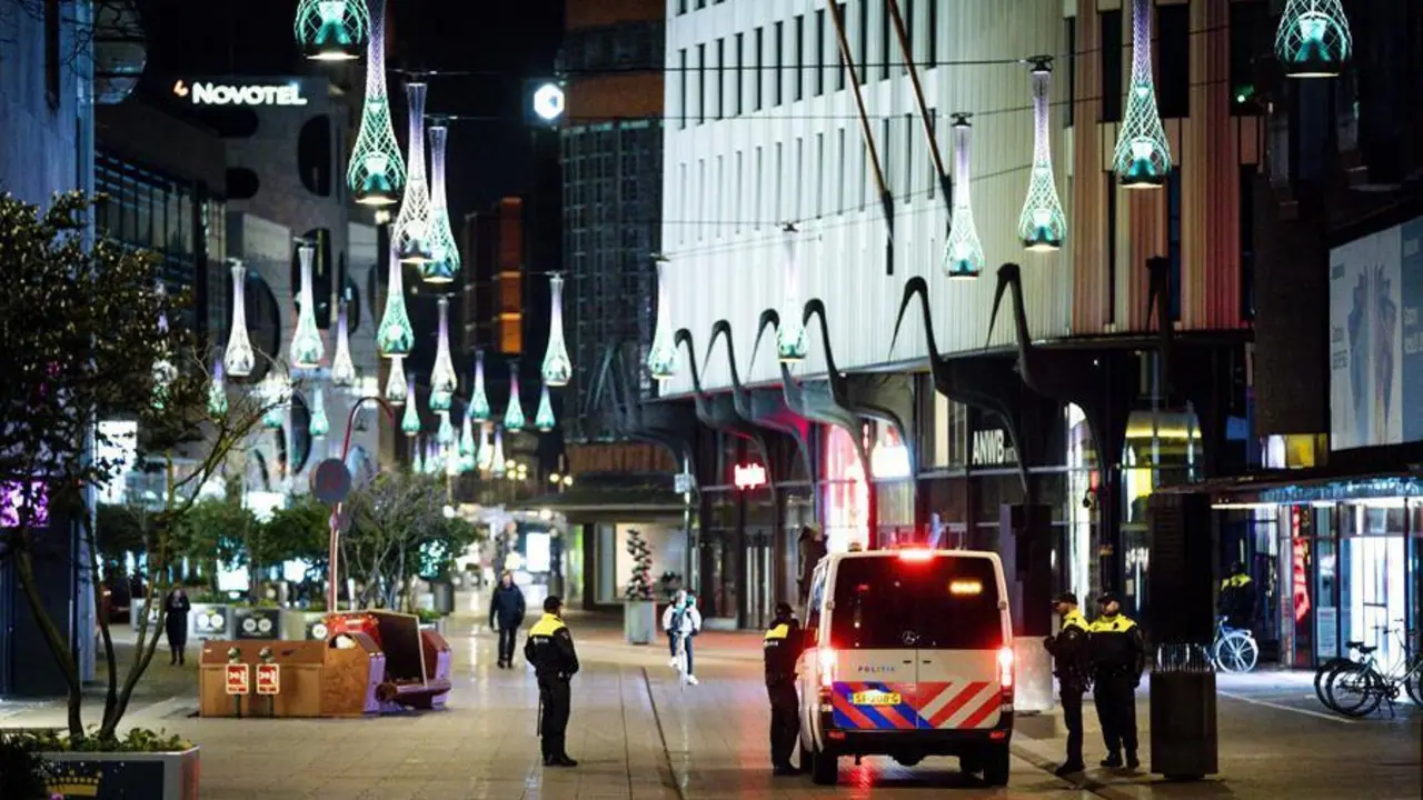 Aumento de la presencia policial en la Grote Marktstraat de La Haya, Pa&iacute;ses Bajos, 26 de enero de 2021. Las protestas a nivel nacional contra las restricciones del coronavirus y el toque de queda impuesto por el gobierno holand&eacute;s estallaron en muchas ciudades holandesas, provocando algunos disturbios violentos y enfrentamientos con la Polic&iacute;a. (Protestas, Disturbios, Pa&iacute;ses Bajos; Holanda, La Haya) EFE/EPA/ANP