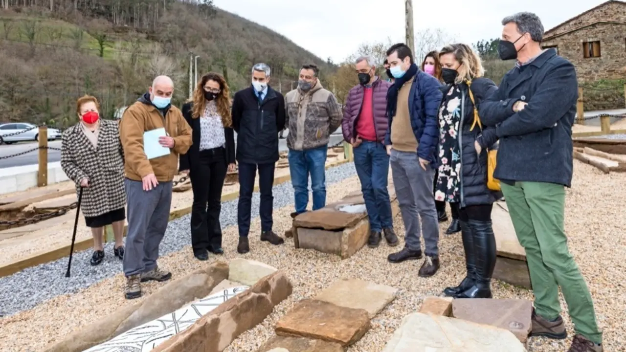 Autoridades en la necr&oacute;polis medieval de San Juan de Raicedo, en Arenas de Igu&ntilde;a. / Alerta