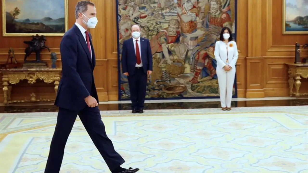 El rey Felipe VI (i) asiste a la promesa de cargo de la nueva ministra de Sanidad, Carolina Darias (d), y el de Pol&iacute;tica Territorial y Funci&oacute;n P&uacute;blica, Miquel Iceta (c), este martes, en el Palacio de la Zarzuela. EFE/ Ballesteros POOL