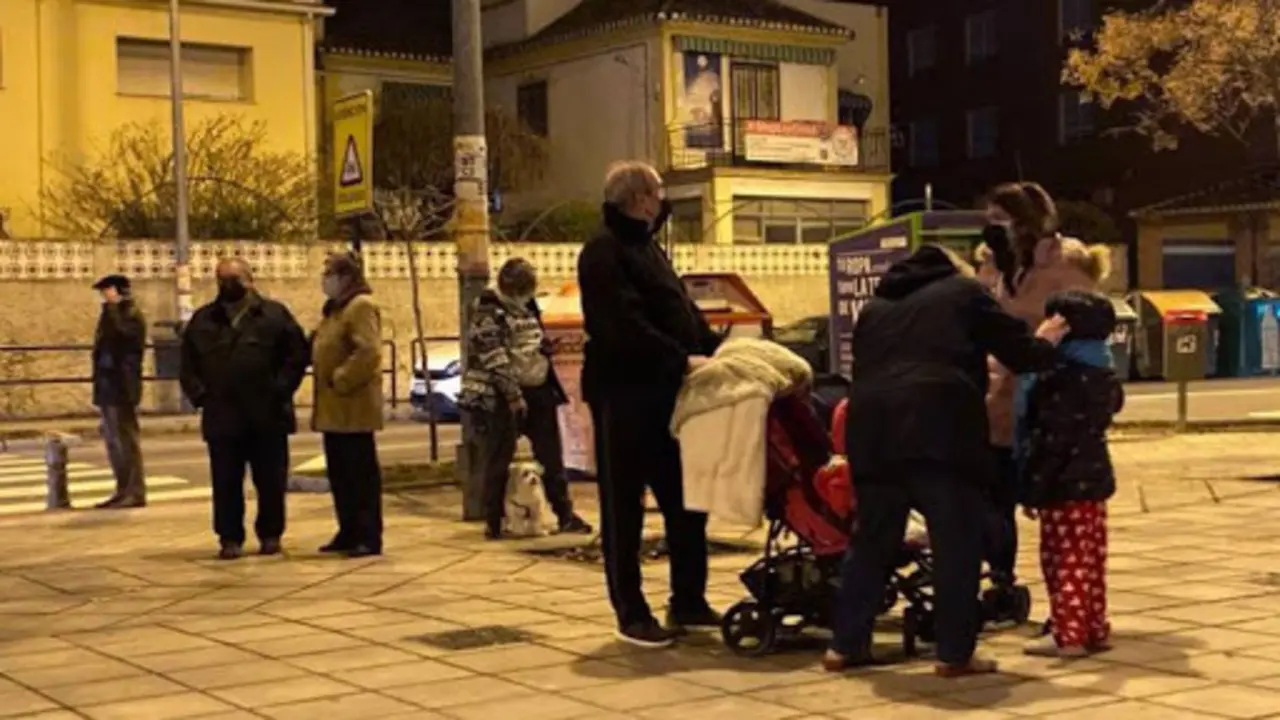 Vecinos se echan a la calle despu&eacute;s de sentirse varios terremotos. EFE/Miguel &Aacute;ngel Molina